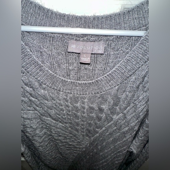 Women’s Cable Knit Asymmetrical Hem Sweater - Picture 5 of 5